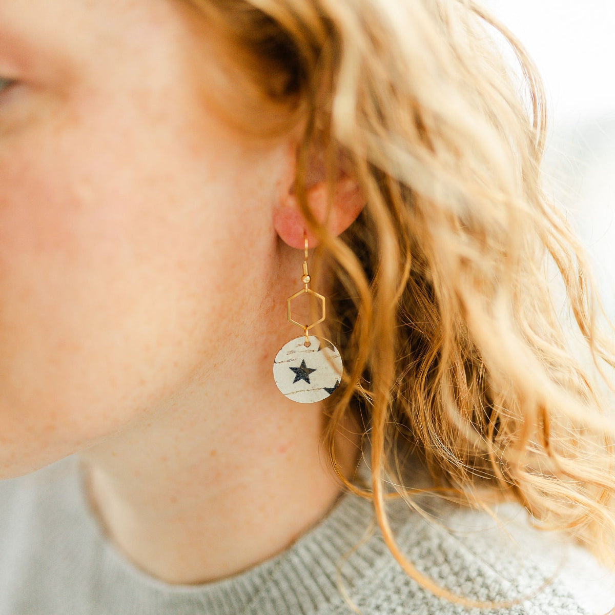 Close look of the Gold Pair of Elizabeth blue stars cork hexagon earrings 