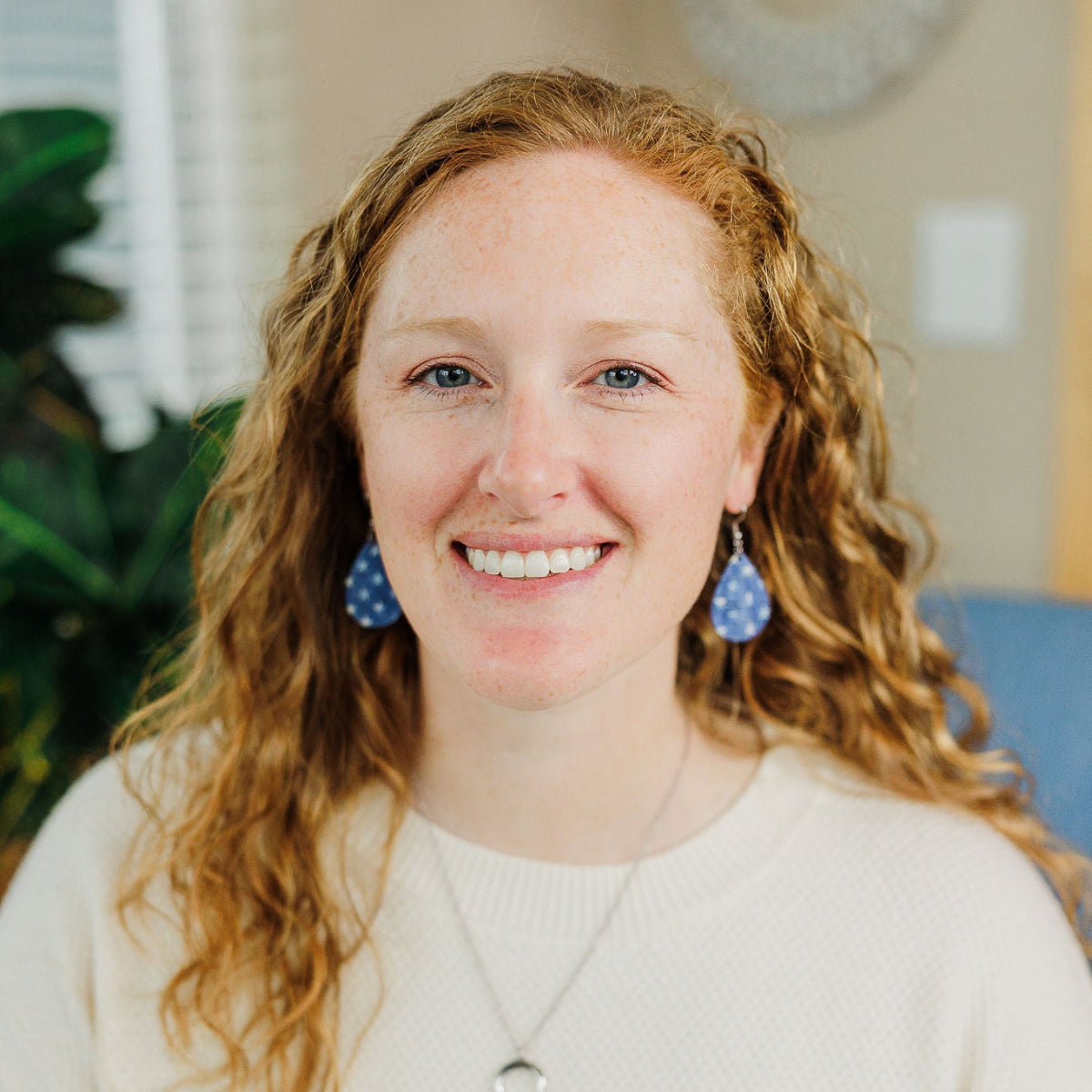 Woman wearing the Kendra mini size